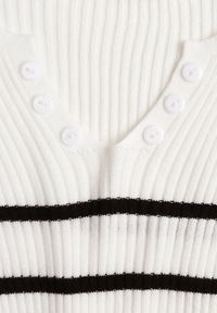 Renee - Biała Bluzka z Bawełną z Motywem Pasków i Guzikami Serisse. Okazja: na co dzień, na spotkanie biznesowe, do pracy. Kolor: biały. Materiał: bawełna. Wzór: paski. Styl: casual, biznesowy #7