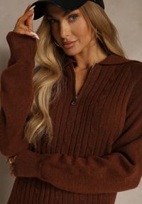 Renee - Brązowa Sweterkowa Sukienka z Bawełną i Wełną Ozdobiona Suwakiem Reinda. Okazja: na imprezę, na co dzień. Kolor: brązowy. Materiał: wełna, bawełna. Wzór: aplikacja. Typ sukienki: oversize, proste. Styl: casual. Długość: midi #3