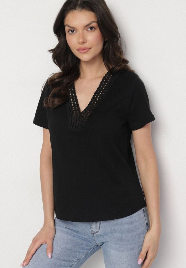 Born2be - Czarny T-shirt z Bawełny z Wiskozą i Ażurowym Zdobieniem Alivira. Okazja: na co dzień. Kolor: czarny. Materiał: wiskoza, bawełna. Wzór: aplikacja, ażurowy. Styl: sportowy, casual, elegancki