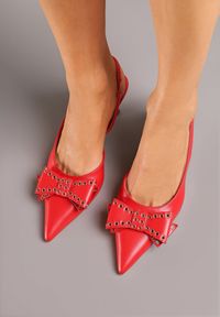 Renee - Czerwone Sandały Vices na Kaczuszce Slingback z Kokardą i Nitami Fennadia. Okazja: na co dzień, na spacer. Zapięcie: sprzączka. Kolor: czerwony. Materiał: jeans. Obcas: na szpilce. Styl: klasyczny, elegancki, casual. Wysokość obcasa: średni #4