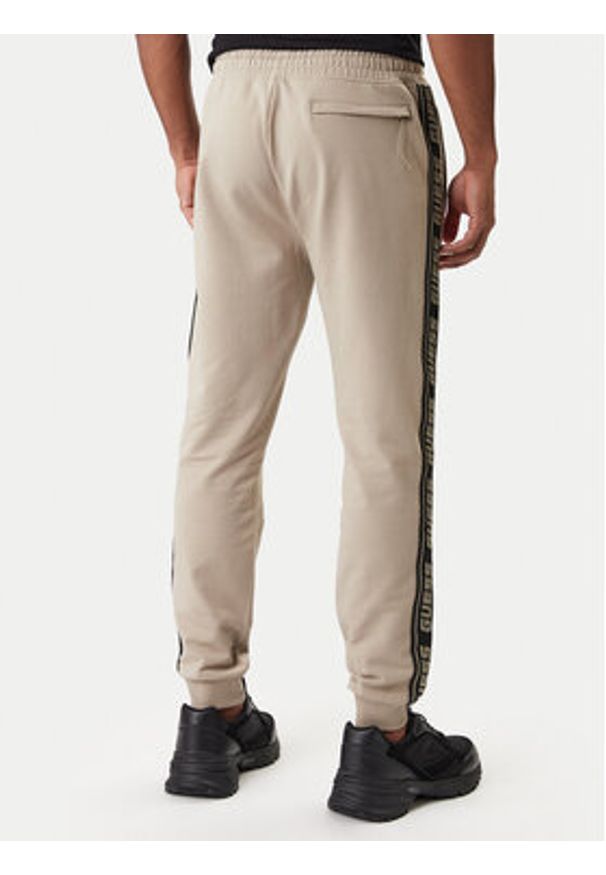 Guess Spodnie dresowe Z2YB19 K6ZS1 Beżowy Regular Fit. Kolor: beżowy. Materiał: bawełna