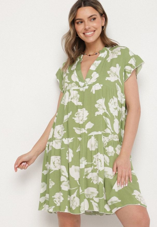 Born2be - Jasnozielona Bawełniana Sukienka o Kroju Oversize w Kwiaty Liralea. Okazja: na co dzień, na spacer. Kolor: zielony. Materiał: bawełna. Wzór: kwiaty. Typ sukienki: oversize. Styl: klasyczny, casual
