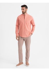 Ombre Clothing - Męska koszula lniana ze stójką i kieszenią REGULAR FIT – brzoskwiniowa V1. Okazja: na co dzień. Typ kołnierza: kołnierzyk stójkowy. Kolor: pomarańczowy. Materiał: len. Długość rękawa: długi rękaw. Długość: długie. Sezon: wiosna, lato. Styl: casual #4