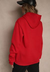 Renee - Czerwona Bluza z Kapturem Ozdobiona Ściągaczami Invila. Okazja: na co dzień. Typ kołnierza: kaptur. Kolor: czerwony. Wzór: aplikacja. Styl: casual, elegancki #4