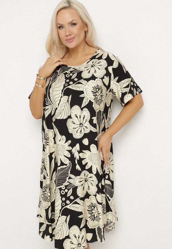 Born2be - Czarna Wiskozowa Sukienka w Kwiaty Divolla. Okazja: na co dzień. Typ kołnierza: dekolt w serek. Kolor: czarny. Wzór: kwiaty. Typ sukienki: proste. Materiał: wiskoza. Długość rękawa: krótki rękaw. Sezon: lato. Styl: casual