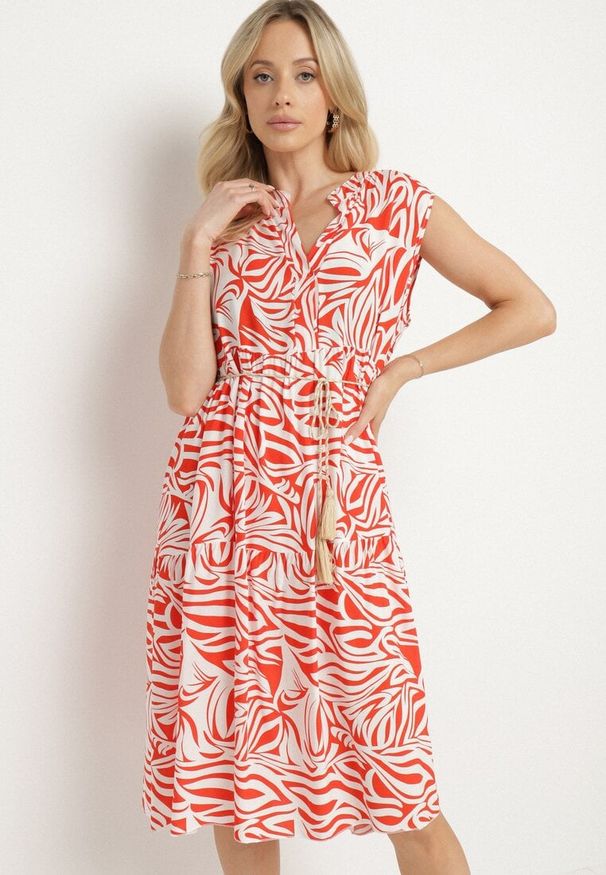 Born2be - Czerwona Bawełniana Rozkloszowana Sukienka z Geometrycznym Wzorem Annivaria. Okazja: na co dzień. Typ kołnierza: dekolt w kształcie V. Kolor: czerwony. Materiał: bawełna. Wzór: geometria. Typ sukienki: rozkloszowane. Styl: klasyczny, casual, elegancki