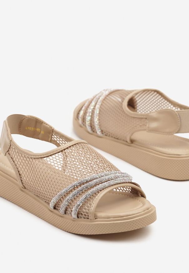 Renee - Ciemnobeżowe Sandały Vices z Siateczki Ozdobione Cyrkoniami Telalisea. Okazja: na co dzień. Zapięcie: pasek. Kolor: beżowy. Wzór: aplikacja. Obcas: na obcasie. Styl: casual, elegancki. Wysokość obcasa: niski