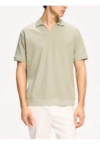 Reserved - Bawełniane polo comfort fit - jasnozielony. Typ kołnierza: polo. Kolor: zielony. Materiał: bawełna #1