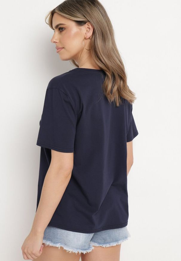 Born2be - Granatowy Klasyczny Bawełniany T-shirt z Krótkim Rękawem z Nadrukiem Ozdobiony Perełkami Tiavenna. Okazja: na co dzień. Kolor: niebieski. Materiał: bawełna. Długość rękawa: krótki rękaw. Długość: krótkie. Wzór: nadruk, aplikacja. Styl: klasyczny