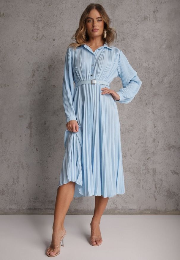 Renee - Niebieska Koszulowa Sukienka z Plisowanymi Zdobieniami i Paskiem z Klamrą Efrivelle. Okazja: na co dzień. Kolor: niebieski. Długość rękawa: długi rękaw. Wzór: aplikacja. Typ sukienki: koszulowe. Styl: casual, elegancki, klasyczny