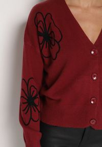 Born2be - Bordowy Kardigan na Guziki w Haftowane Kwiaty Tustara. Okazja: na co dzień. Kolor: czerwony. Materiał: jeans. Wzór: kwiaty, haft. Styl: casual #7