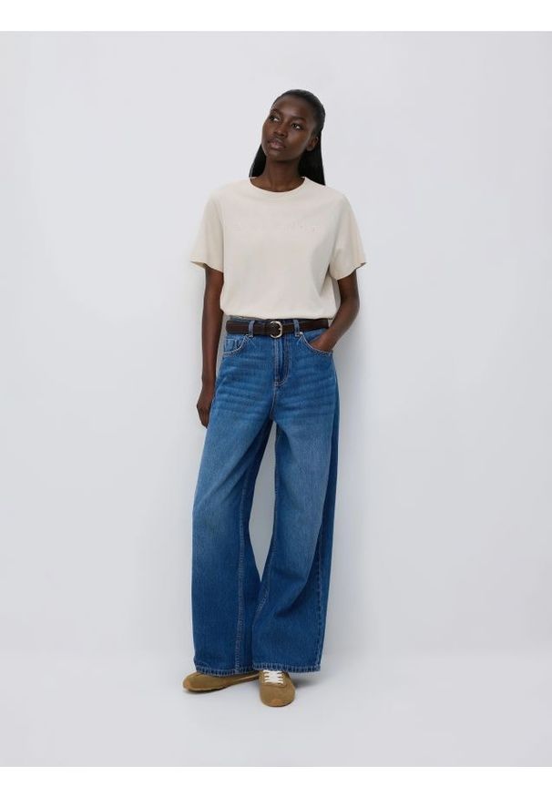 Reserved - T-shirt z haftowanym napisem - beżowy. Kolor: beżowy. Materiał: bawełna. Wzór: napisy, haft