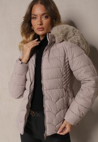 Renee - Jasnoszara Kurtka z Pikowanymi Przeszyciami i Odpinanym Kapturem Ocieplana Futrem Reanara. Okazja: na co dzień. Kolor: szary. Materiał: futro. Długość rękawa: długi rękaw. Długość: długie. Sezon: zima. Styl: casual, elegancki