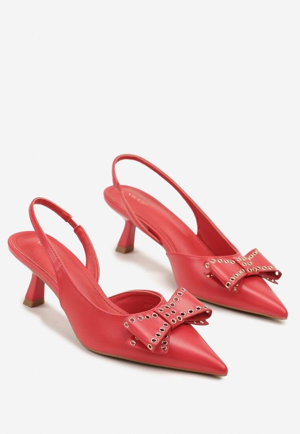 Renee - Czerwone Sandały Vices na Kaczuszce Slingback z Kokardą i Nitami Fennadia. Okazja: na co dzień, na spacer. Zapięcie: sprzączka. Kolor: czerwony. Materiał: jeans. Obcas: na szpilce. Styl: klasyczny, elegancki, casual. Wysokość obcasa: średni