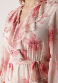 Born2be - Różowa Zwiewna Sukienka z Długim Rękawem Falbanami i Wiązanym Paskiem Aezera. Okazja: na co dzień, do pracy, na randkę. Kolor: różowy. Materiał: jeans, zamsz, poliester. Długość rękawa: długi rękaw. Typ sukienki: proste. Styl: casual, klasyczny, elegancki #8