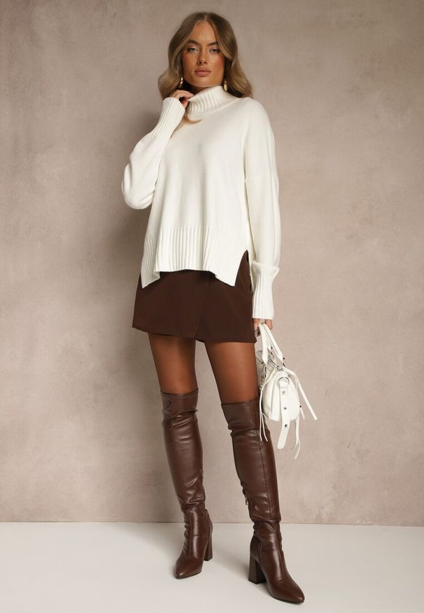 Renee - Biały Gładki Golf Casual Ralloria. Okazja: na co dzień. Typ kołnierza: golf. Kolor: biały. Materiał: jeans, prążkowany. Długość rękawa: długi rękaw. Długość: długie. Wzór: gładki. Styl: casual