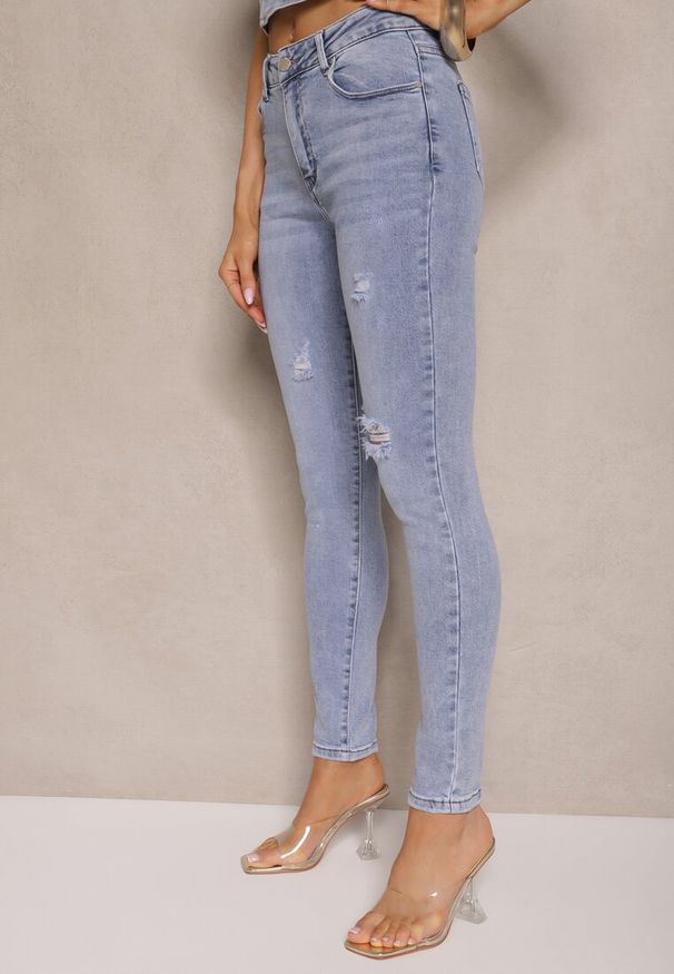 Renee - Jasnoniebieskie Jeansy z Bawełny Typu Skinny High Waist Ozdobione Przetarciami Nelliova. Okazja: na co dzień. Stan: podwyższony. Kolor: niebieski. Wzór: aplikacja. Styl: casual