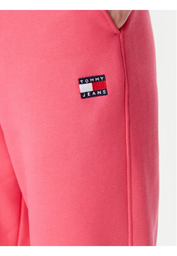 Tommy Jeans Spodnie dresowe Badge DW0DW20679 Różowy Regular Fit. Kolor: różowy. Materiał: bawełna