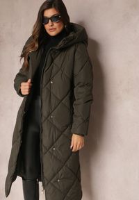 Renee - Ciemnozielona Pikowana Kurtka Płaszcz za Kolano z Kapturem Kinassan. Typ kołnierza: kaptur. Kolor: zielony. Wzór: geometria #1