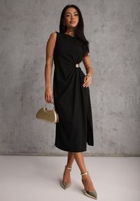 Renee - Czarna Sukienka z Wiskozą Bez Rękawów z Rozcięciem na Nogę i Ozdobą Kauri. Kolor: czarny. Materiał: wiskoza. Długość rękawa: bez rękawów. Wzór: aplikacja. Styl: elegancki #1