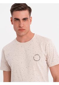 Ombre Clothing - Męski bawełniany t-shirt z nadrukiem i okrągłym dekoltem – beżowy V2 - Rozmiar: S. Okazja: na co dzień. Kolor: beżowy. Materiał: bawełna. Długość rękawa: krótki rękaw. Długość: krótkie. Wzór: nadruk. Sezon: wiosna, lato. Styl: casual, elegancki