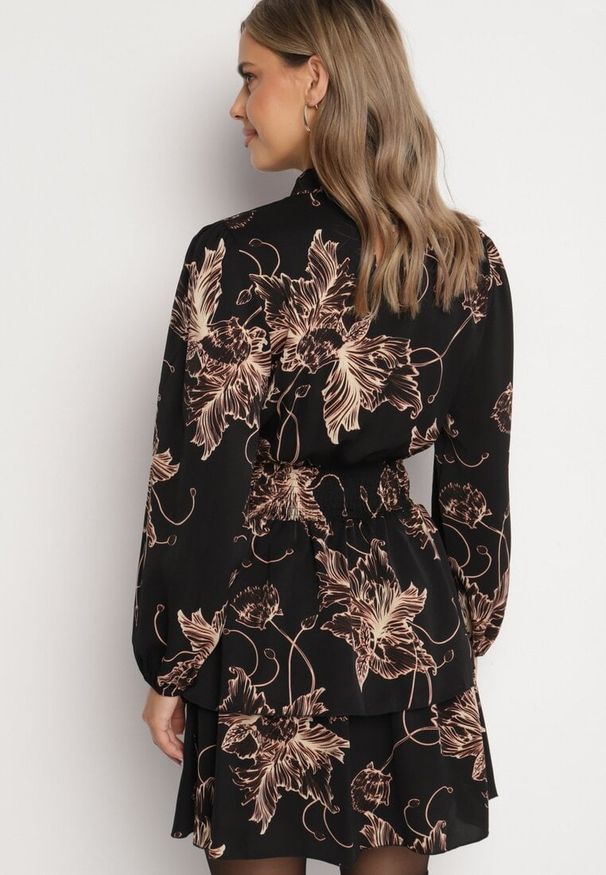 Born2be - Czarna Rozkloszowana Sukienka z Falbankami Abstrakcyjnym Zdobieniem i Gumką w Tali Zinfrea. Typ kołnierza: kołnierz z falbankami. Kolor: czarny. Długość rękawa: długi rękaw. Wzór: aplikacja. Typ sukienki: sportowe. Styl: sportowy