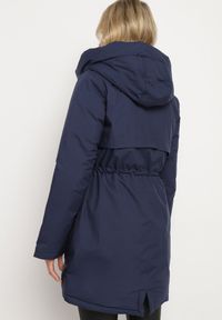 Born2be - Granatowa Kurtka Parka z Kapturem i Ozdobną Zawieszką Ściągana w Pasie Zerilie. Okazja: na co dzień, na spacer. Typ kołnierza: kaptur. Kolor: niebieski. Materiał: jeans. Styl: klasyczny, casual, elegancki #6