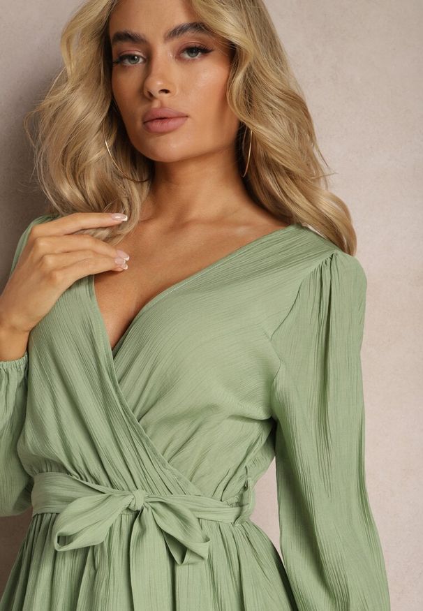 Renee - Zielona Rozkloszowana Sukienka Midi z Paskiem w Talii i Kopertowym Dekoltem Gemiora. Kolor: zielony. Materiał: materiał. Typ sukienki: kopertowe. Długość: midi