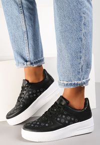 Renee - Czarne Sneakersy Ampione. Wysokość cholewki: przed kostkę. Kolor: czarny. Materiał: jeans, dresówka, materiał. Szerokość cholewki: normalna. Wzór: nadruk, aplikacja #1