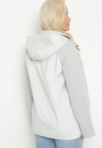 Born2be - Zielona Kurtka Wiatrówka z Odpinanym Kapturem i Ściągaczami Arseli. Okazja: na co dzień. Kolekcja: plus size. Kolor: zielony. Materiał: poliester, jeans, tkanina. Długość rękawa: długi rękaw. Długość: długie. Styl: casual, elegancki #5