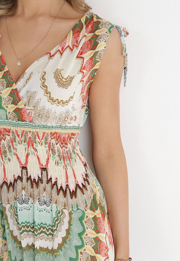 Born2be - Zielona Wiskozowa Sukienka Tie Dye Maxi z Marszczoną Gumką w Pasie Lucira. Typ kołnierza: dekolt kopertowy. Kolor: zielony. Materiał: wiskoza. Długość rękawa: bez rękawów. Typ sukienki: kopertowe. Długość: maxi