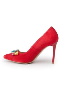 Marco Shoes Czerwone szpilki 1057P z dużymi kamieniami. Okazja: na imprezę. Kolor: czerwony. Materiał: zamsz, skóra, lakier. Wzór: aplikacja. Obcas: na szpilce. Wysokość obcasa: wysoki #7