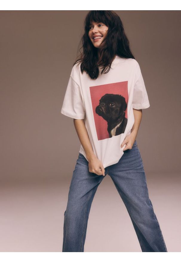 Reserved - T-shirt oversize z nadrukiem - biały. Kolor: biały. Materiał: dzianina, bawełna. Wzór: nadruk