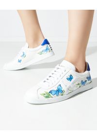 AQUAZZURA - Białe sneakersy w motyle The A Sneaker. Nosek buta: okrągły. Zapięcie: pasek. Kolor: biały. Materiał: guma. Wzór: aplikacja, paski, nadruk. Obcas: na płaskiej podeszwie #1