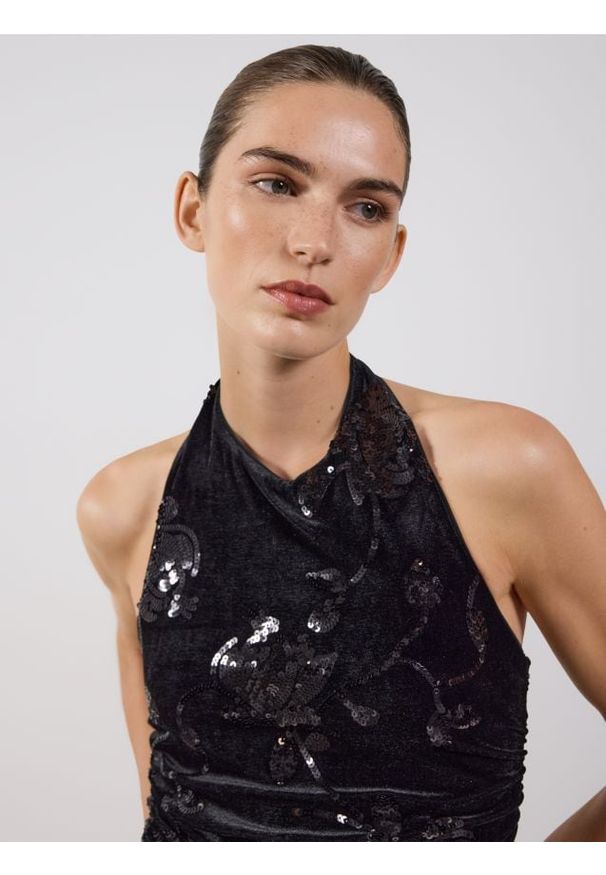 Reserved - Top halter z cekinami - czarny. Typ kołnierza: dekolt halter. Kolor: czarny. Materiał: dzianina