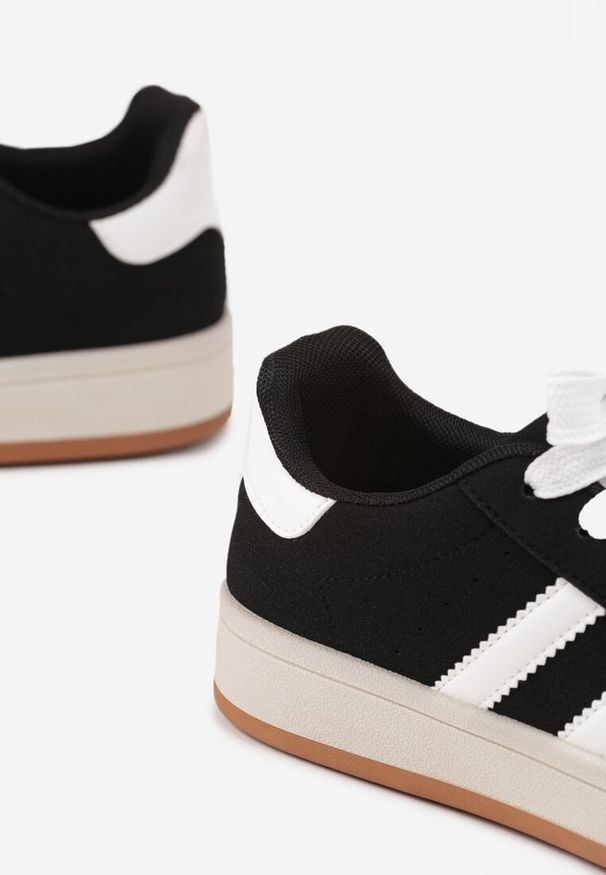 Born2be - Czarno-Białe Sneakersy z Ozdobnymi Paskami Rilanira. Okazja: na co dzień. Zapięcie: pasek. Kolor: czarny. Materiał: jeans. Wzór: paski