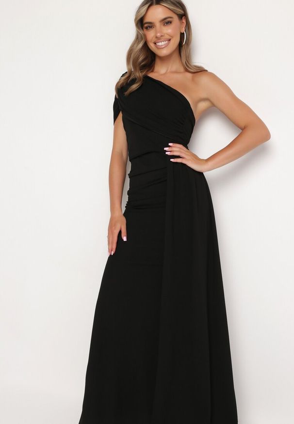 Born2be - Czarna Dopasowana Sukienka Maxi z Ozdobnym Trenem Iralia. Kolor: czarny. Typ sukienki: asymetryczne. Długość: maxi