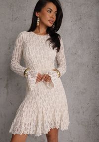 Renee - Beżowa Sukienka z Koronki Ozdobiona Rozkloszowanymi Rękawami Cinalata. Kolor: beżowy. Materiał: koronka. Wzór: aplikacja, koronka. Typ sukienki: rozkloszowane. Styl: elegancki, klasyczny #1