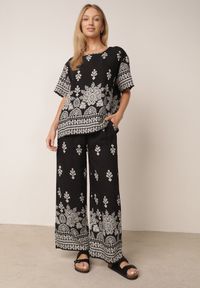 Born2be - Czarny Komplet Wiskozowy Szerokie Spodnie i Luźna Bluzka z Nadrukiem Paisley Thela. Kolekcja: plus size. Kolor: czarny. Materiał: wiskoza. Wzór: nadruk, paisley #1