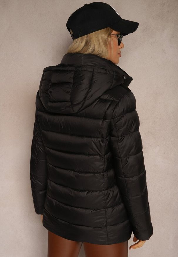 Renee - Czarna Kurtka z Odpinanym Kapturem Ozdobiona Pikowaniem Laosias. Okazja: na co dzień. Kolor: czarny. Materiał: jeans. Wzór: aplikacja. Styl: casual