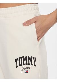 Tommy Jeans Spodnie dresowe New Varisty DW0DW16379 Biały Relaxed Fit. Kolor: biały. Materiał: bawełna, dresówka #5