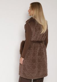 Born2be - Brązowa Futrzana Kamizelka z Wiązanym Paskiem i Ozdobnymi Przeszyciami Raetila. Okazja: do pracy, na co dzień, na spotkanie biznesowe. Typ kołnierza: golf. Kolor: brązowy. Materiał: futro. Wzór: aplikacja. Styl: casual, elegancki, biznesowy #7