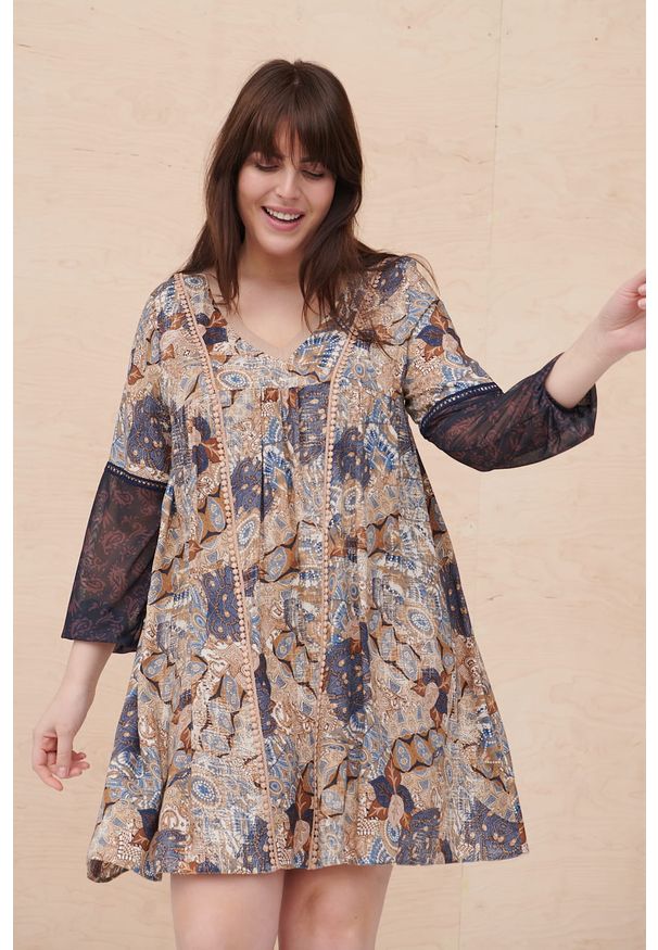 blue shadow - Sukienka/Tunika Jiina Plus Size Mozaika Jeans. Typ kołnierza: dekolt w serek. Kolekcja: plus size. Materiał: jeans. Wzór: geometria, aplikacja, koronka. Typ sukienki: dla puszystych. Styl: boho