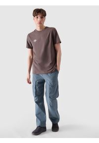 4f - 4F T-shirt regular z nadrukiem męski - brązowy S. Okazja: na co dzień. Kolor: brązowy. Materiał: bawełna, jersey, dzianina. Długość rękawa: krótki rękaw. Długość: krótkie. Wzór: nadruk. Styl: sportowy, klasyczny, casual