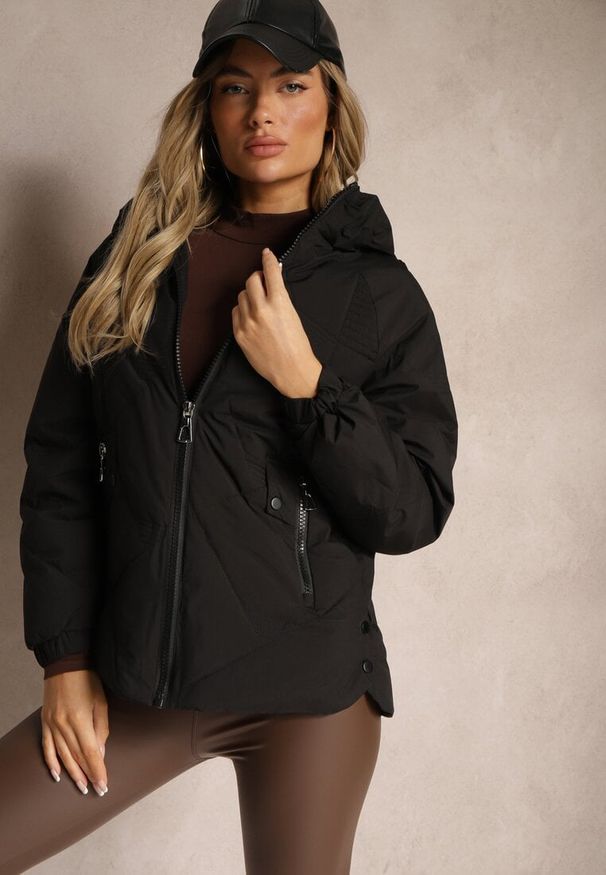Renee - Czarna Kurtka z Kapturem Ozdobiona Pikowaniem Lilora. Okazja: na co dzień, na spacer. Typ kołnierza: kaptur. Kolor: czarny. Materiał: jeans. Wzór: aplikacja. Styl: elegancki, casual