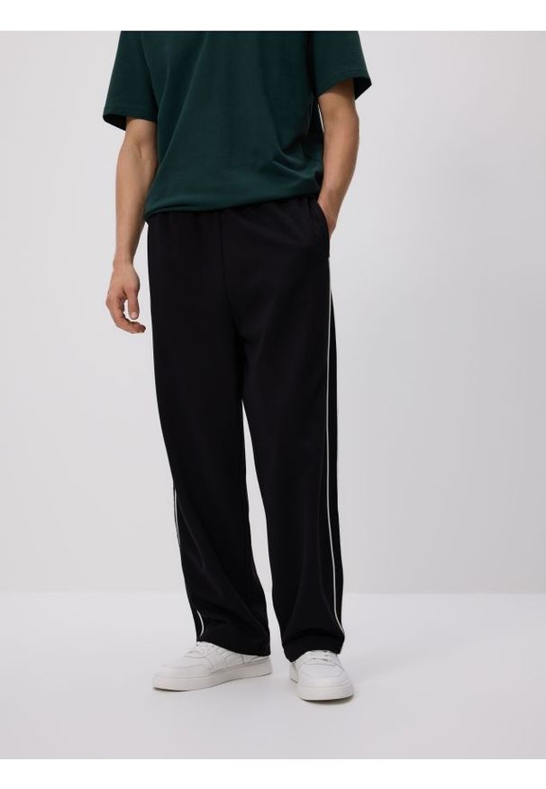 Reserved - Spodnie loose fit - granatowy. Kolor: niebieski. Materiał: dzianina, bawełna