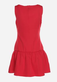 Born2be - Czerwona Rozkloszowana Sukienka Vices Bez Rękawów z Obniżonym Stanem i Kokardkami Folinesa. Okazja: na co dzień. Typ kołnierza: kokarda. Kolor: czerwony. Długość rękawa: bez rękawów. Styl: klasyczny, casual, elegancki #6