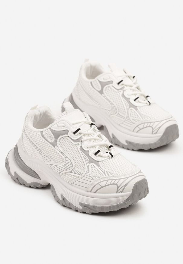 Born2be - Białe Sneakersy na Grubej Podeszwie Ozdobione Geometrycznym Motywem Mevillia. Okazja: na spacer, na co dzień. Kolor: biały. Wzór: aplikacja, geometria. Sport: turystyka piesza