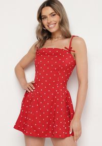 Born2be - Czerwona Sukienka Vices w Grochy o Rozkloszowanym Kroju z Wiązaniem na Ramiączkach Saririse. Okazja: na wesele, na ślub cywilny. Typ kołnierza: dekolt gorset, dekolt kwadratowy. Kolor: czerwony. Długość rękawa: na ramiączkach. Wzór: grochy. Typ sukienki: gorsetowe #4
