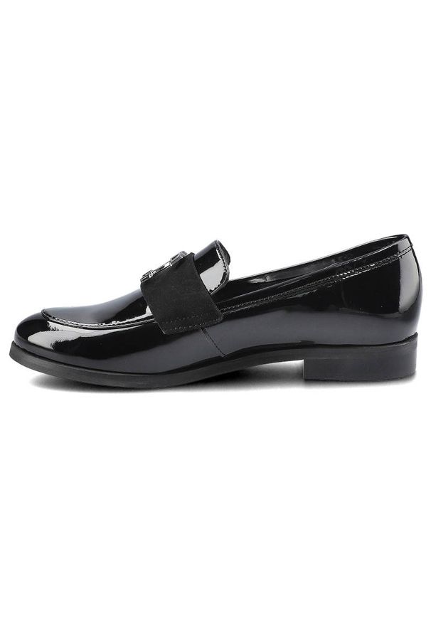 Czarne Półbuty Karino Damskie Eleganckie Obuwie. Okazja: do pracy. Zapięcie: bez zapięcia. Kolor: czarny. Szerokość cholewki: normalna. Materiał: lakier, skóra. Sezon: lato, jesień, wiosna. Obcas: na obcasie. Styl: elegancki. Wysokość obcasa: niski